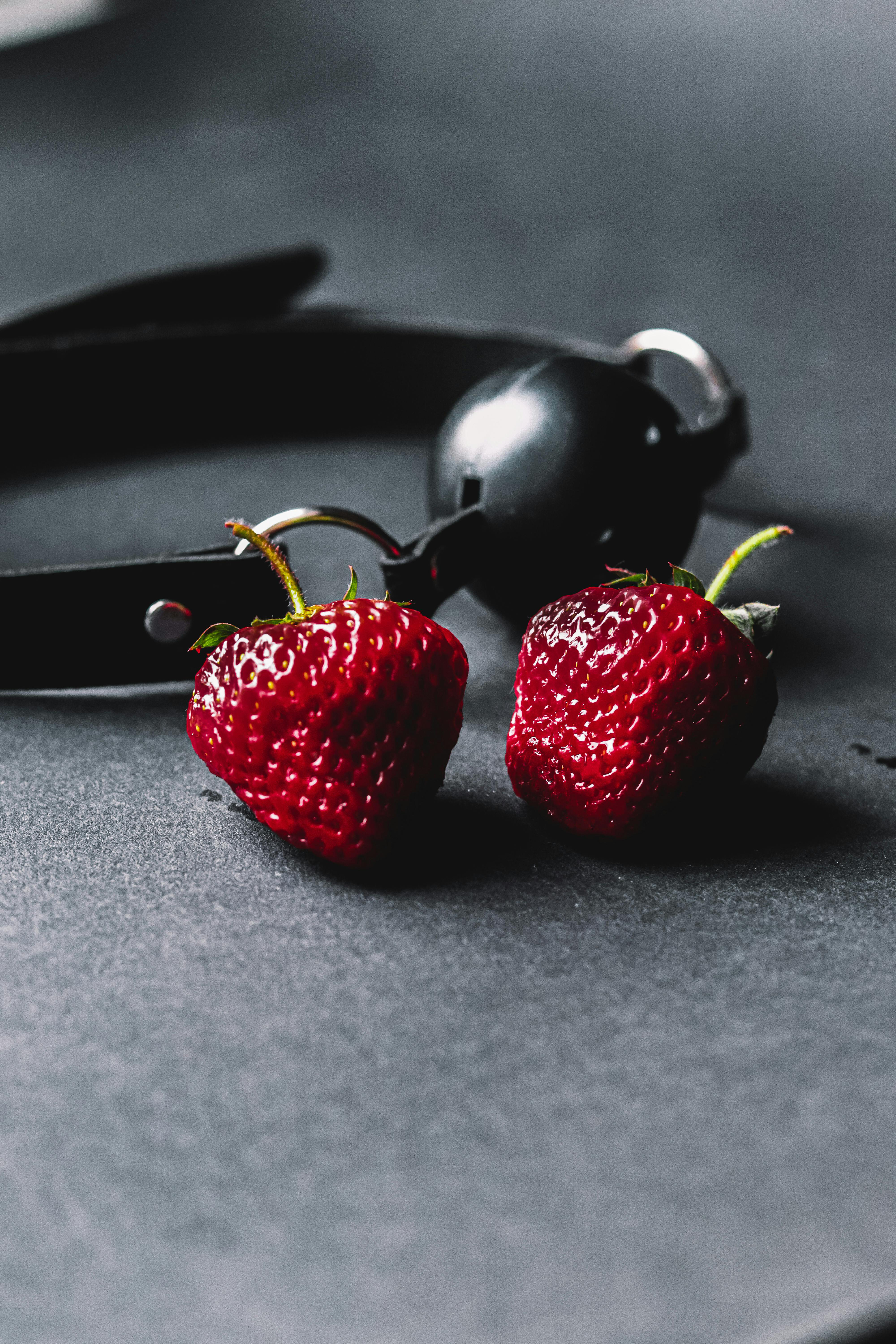 Accessoires et outils BDSM — esthétique cuir et métal